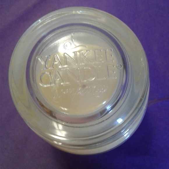 🏡 Yankee Candle Housewarmer Scented Candle 🏡 - Picture 3 of 6